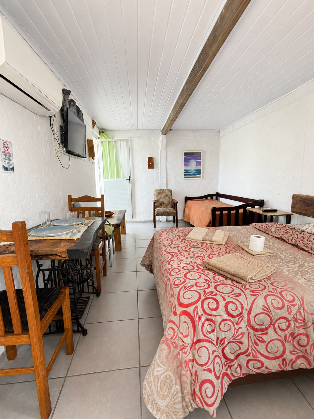 Una de las habitaciones de EYO Hostal, en el centro del Chuy